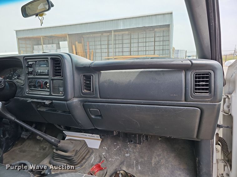 image for item DO4309 2002 GMC Sierra 3500  flatbed pickup truck