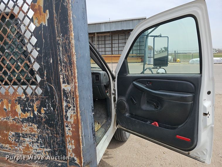 image for item DO4309 2002 GMC Sierra 3500  flatbed pickup truck