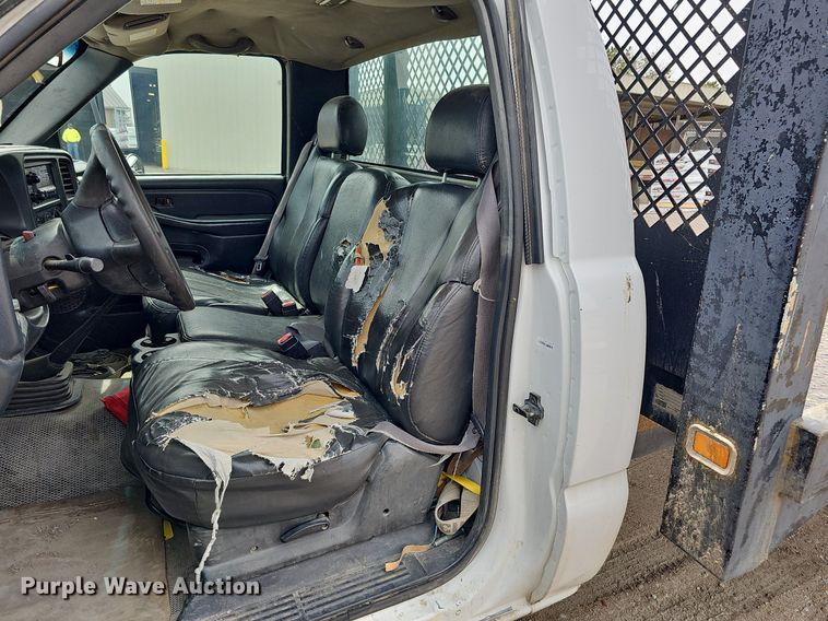 image for item DO4309 2002 GMC Sierra 3500  flatbed pickup truck