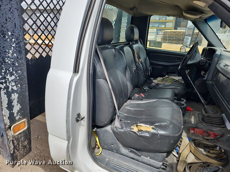 image for item DO4309 2002 GMC Sierra 3500  flatbed pickup truck