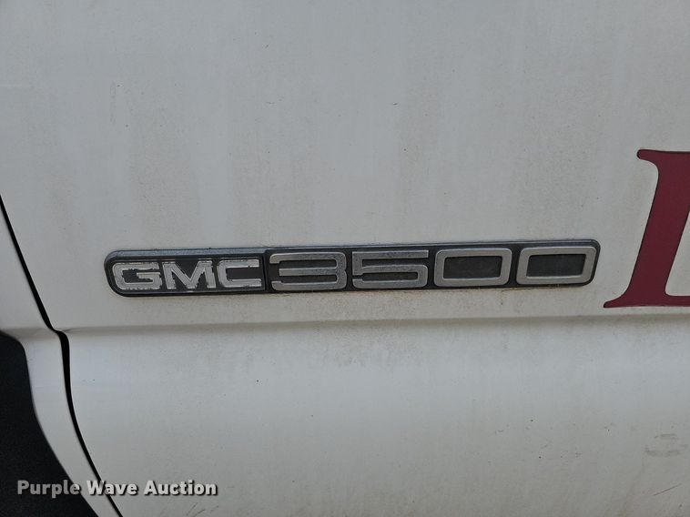 image for item DO4309 2002 GMC Sierra 3500  flatbed pickup truck