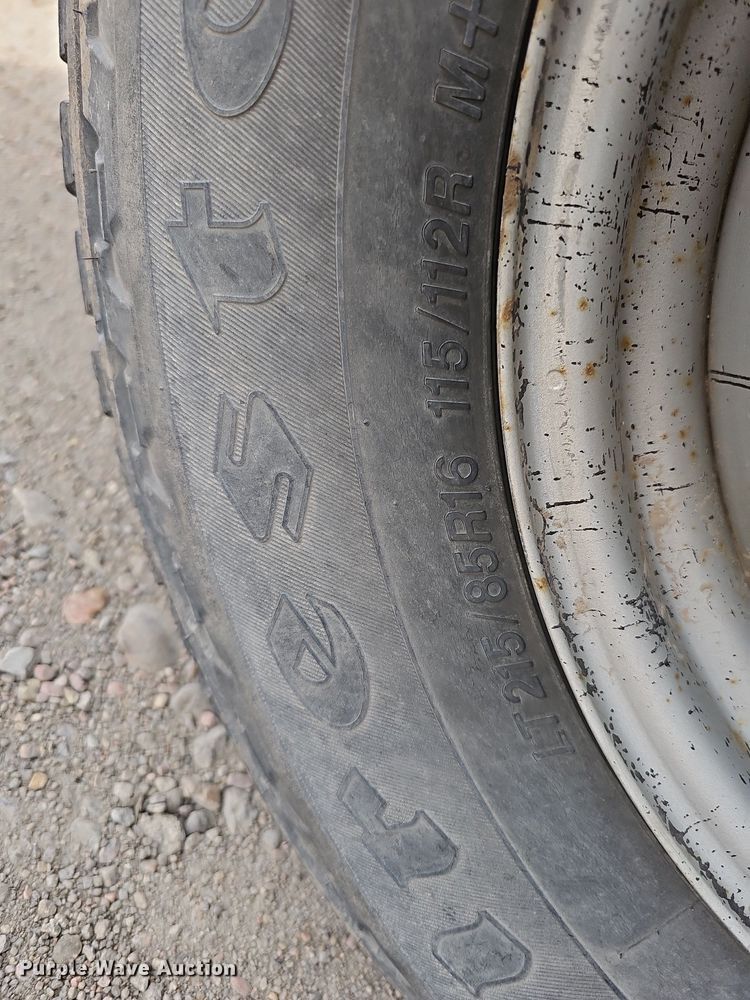 image for item DO4309 2002 GMC Sierra 3500  flatbed pickup truck