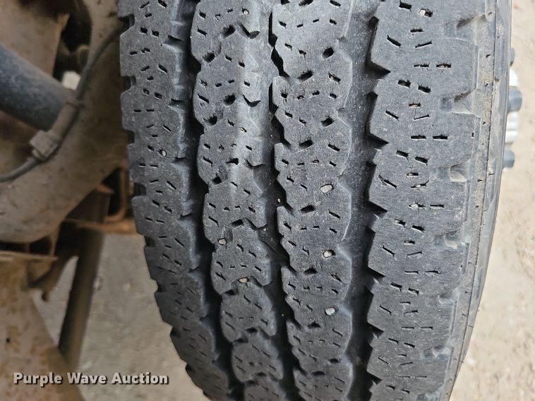 image for item DO4309 2002 GMC Sierra 3500  flatbed pickup truck