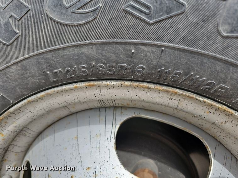 image for item DO4309 2002 GMC Sierra 3500  flatbed pickup truck