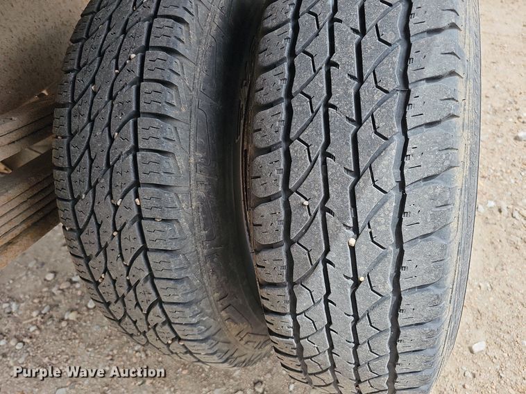 image for item DO4309 2002 GMC Sierra 3500  flatbed pickup truck