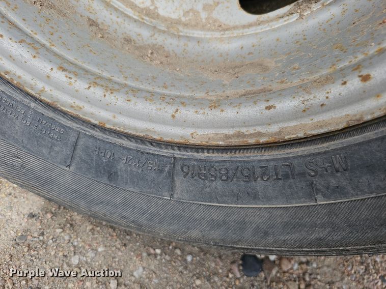 image for item DO4309 2002 GMC Sierra 3500  flatbed pickup truck