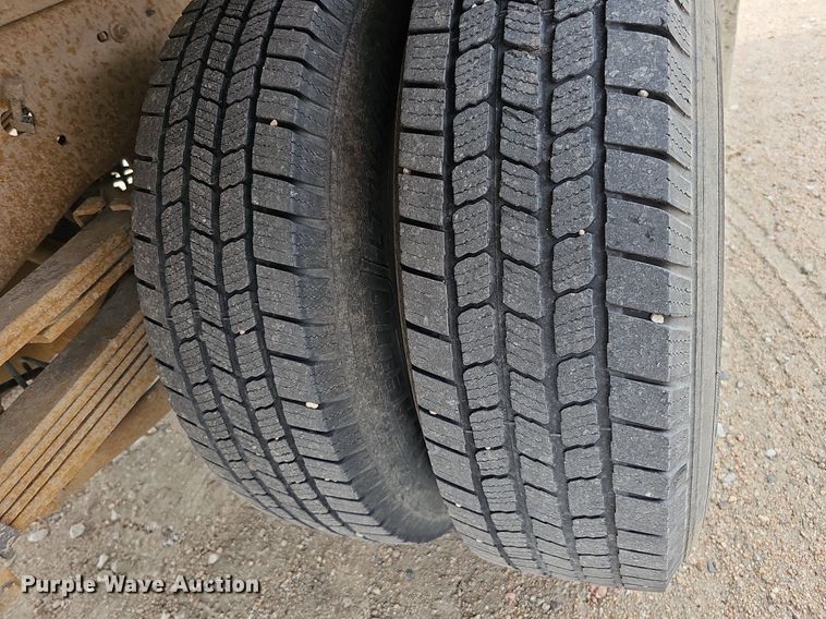 image for item DO4309 2002 GMC Sierra 3500  flatbed pickup truck