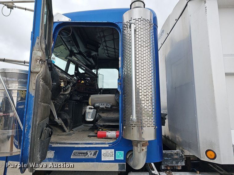 image for item DO4352 2007 Freightliner Classic XL  dump truck