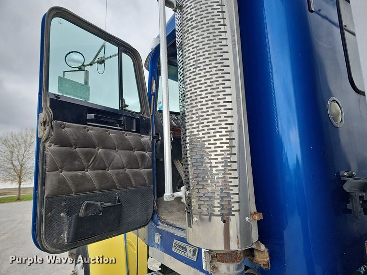 image for item DO4352 2007 Freightliner Classic XL  dump truck