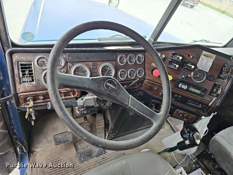 image for item DO4352 2007 Freightliner Classic XL  dump truck