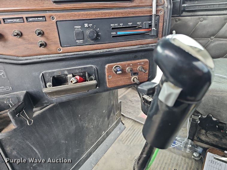 image for item DO4352 2007 Freightliner Classic XL  dump truck