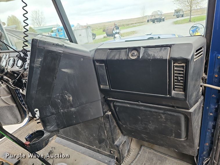 image for item DO4352 2007 Freightliner Classic XL  dump truck