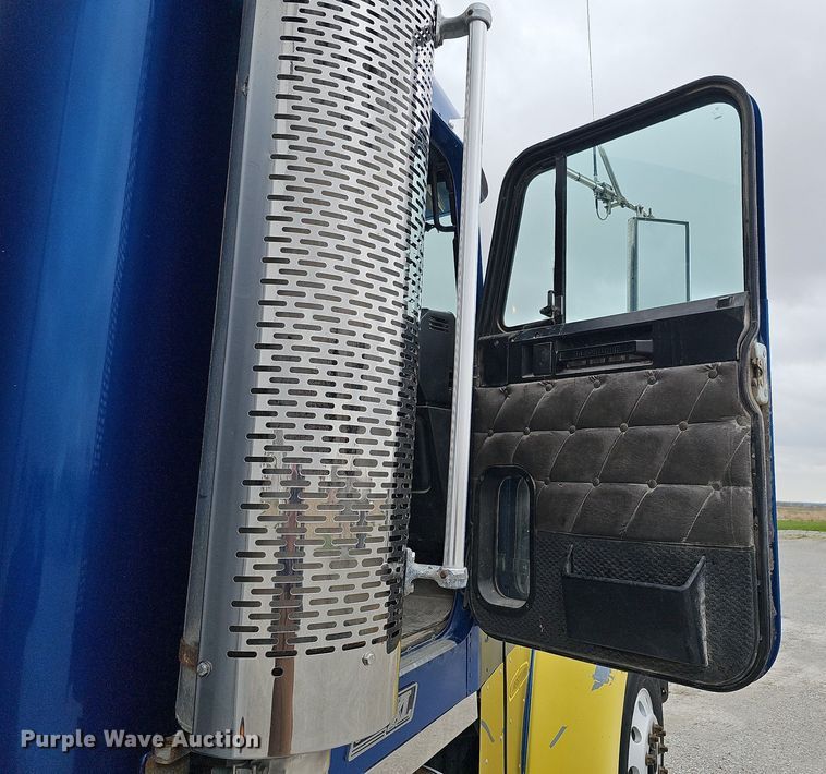 image for item DO4352 2007 Freightliner Classic XL  dump truck