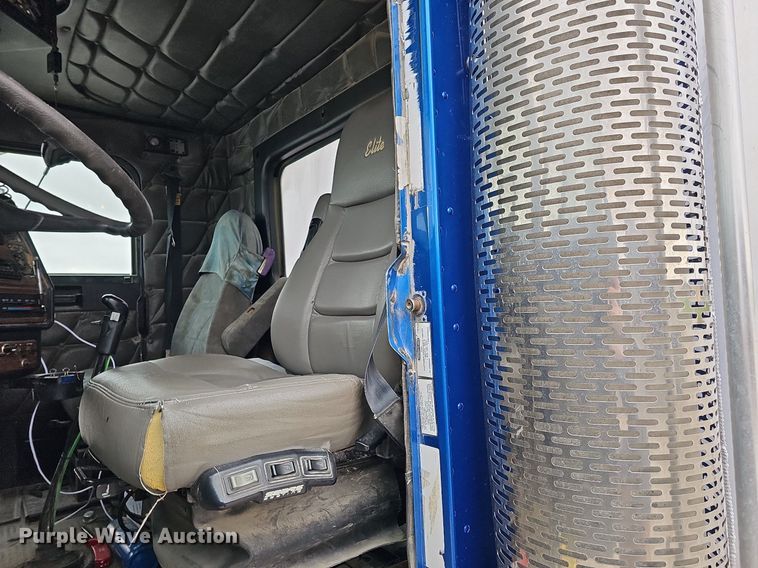 image for item DO4352 2007 Freightliner Classic XL  dump truck