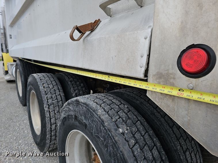 image for item DO4352 2007 Freightliner Classic XL  dump truck