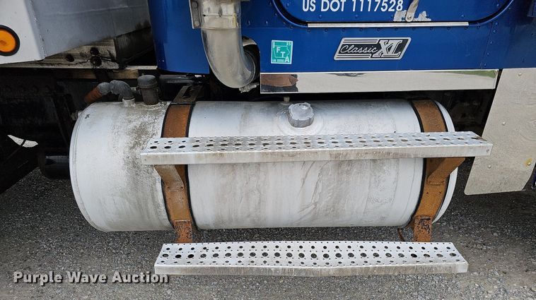 image for item DO4352 2007 Freightliner Classic XL  dump truck