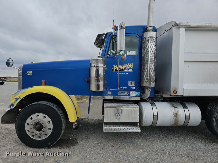 image for item DO4352 2007 Freightliner Classic XL  dump truck