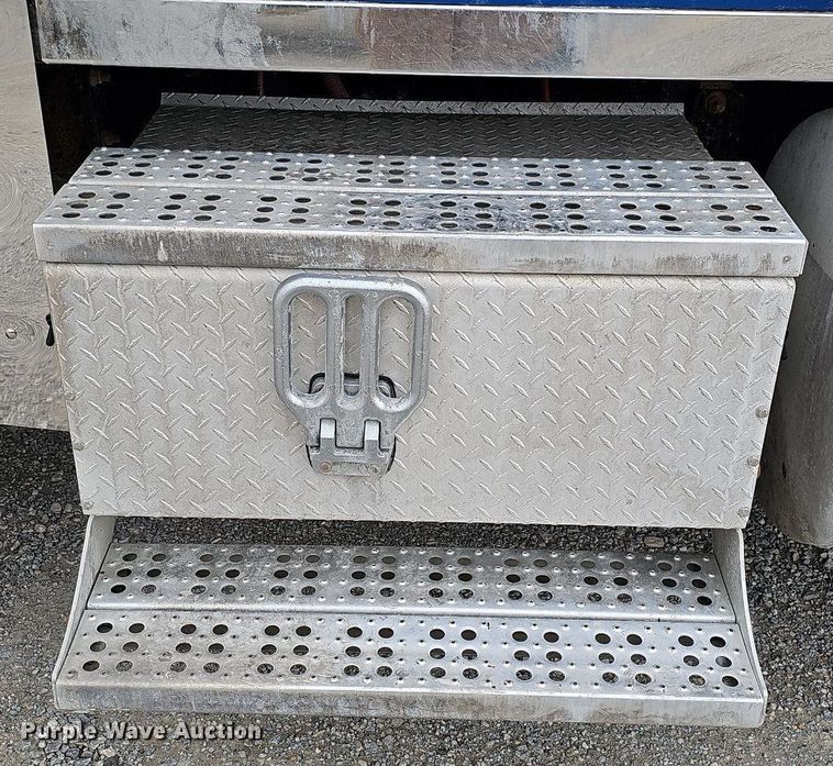 image for item DO4352 2007 Freightliner Classic XL  dump truck