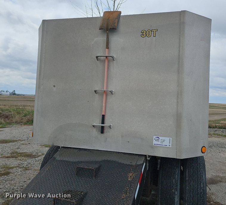 image for item DO4353 2008 Cornhusker 800R-81007-732  end dump pup trailer