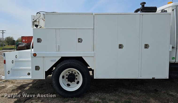 image for item DO4359 2003 Freightliner FL60  utility / service truck