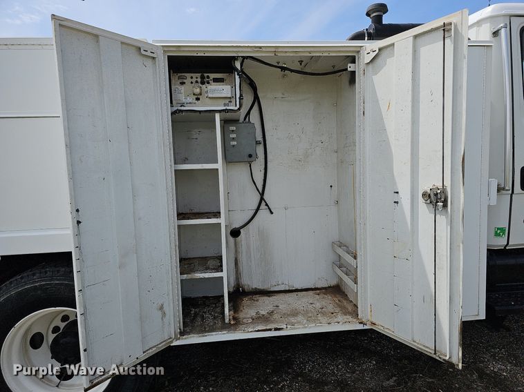 image for item DO4359 2003 Freightliner FL60  utility / service truck