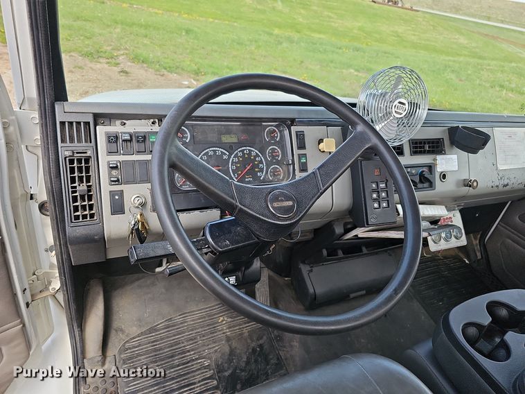 image for item DO4359 2003 Freightliner FL60  utility / service truck