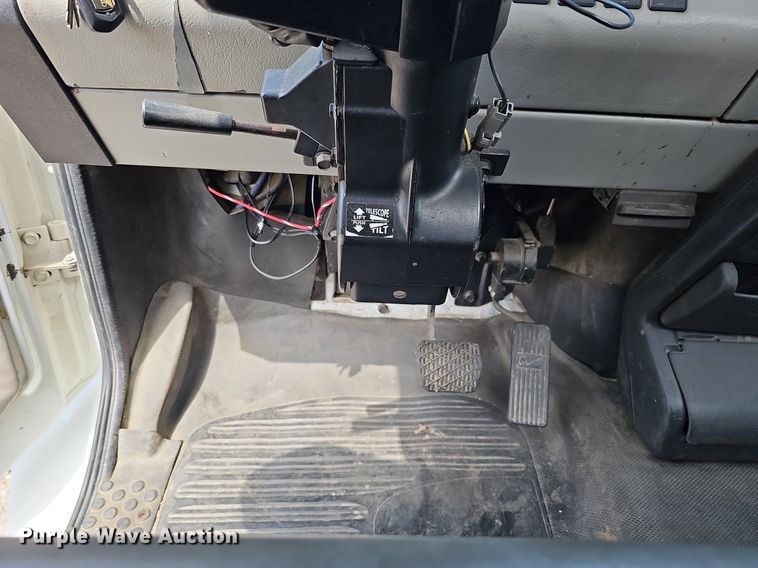 image for item DO4359 2003 Freightliner FL60  utility / service truck