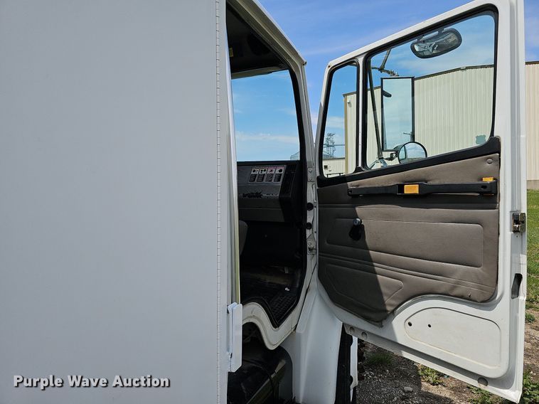 image for item DO4359 2003 Freightliner FL60  utility / service truck