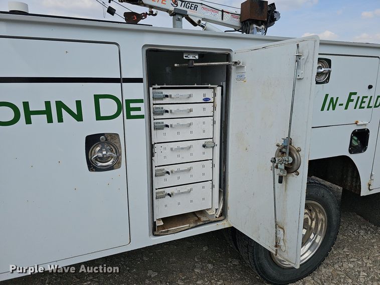 image for item DO4367 2016 Dodge Ram 5500HD  utility / service truck