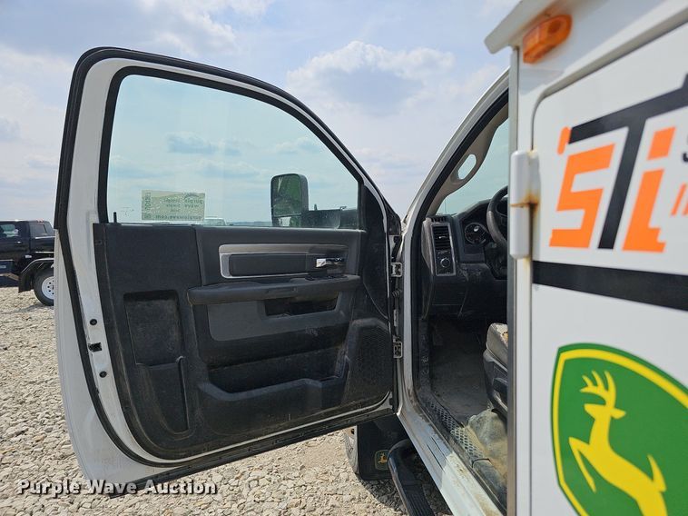 image for item DO4367 2016 Dodge Ram 5500HD  utility / service truck