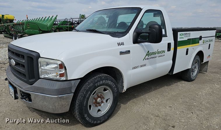 image for item DO4368 2005 Ford F250 Super Duty XL  utility bed pickup truck