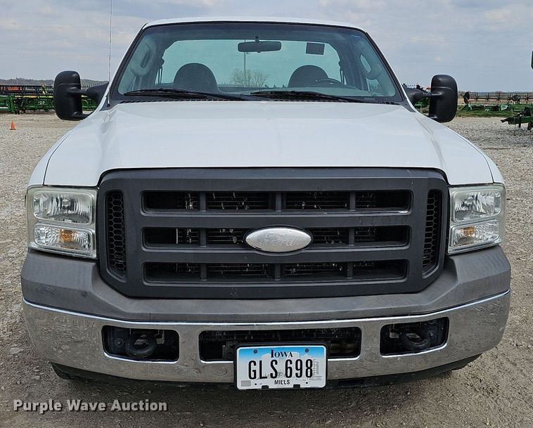 image for item DO4368 2005 Ford F250 Super Duty XL  utility bed pickup truck