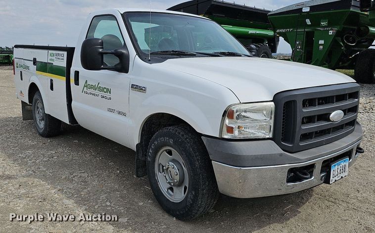 image for item DO4368 2005 Ford F250 Super Duty XL  utility bed pickup truck