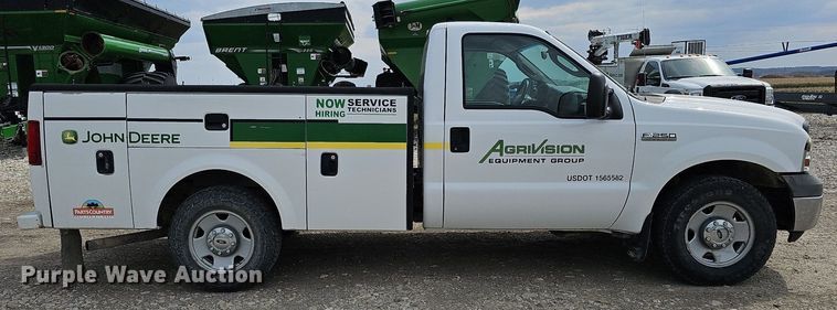 image for item DO4368 2005 Ford F250 Super Duty XL  utility bed pickup truck