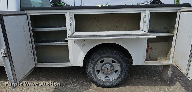 image for item DO4368 2005 Ford F250 Super Duty XL  utility bed pickup truck