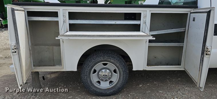 image for item DO4368 2005 Ford F250 Super Duty XL  utility bed pickup truck