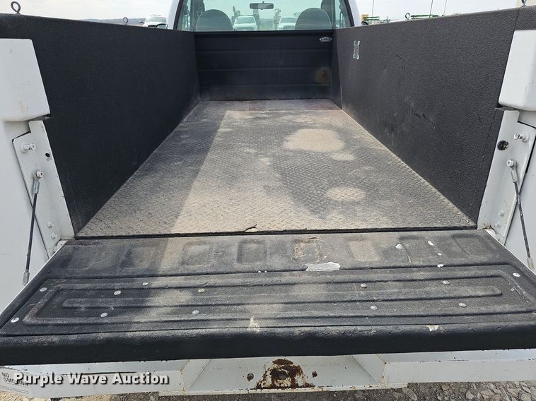image for item DO4368 2005 Ford F250 Super Duty XL  utility bed pickup truck