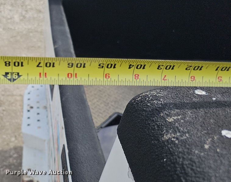 image for item DO4368 2005 Ford F250 Super Duty XL  utility bed pickup truck