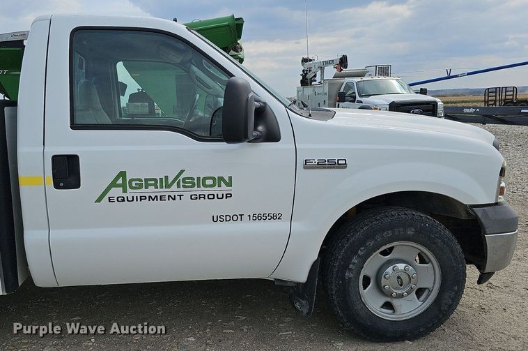 image for item DO4368 2005 Ford F250 Super Duty XL  utility bed pickup truck