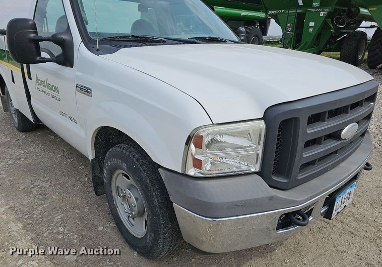 image for item DO4368 2005 Ford F250 Super Duty XL  utility bed pickup truck