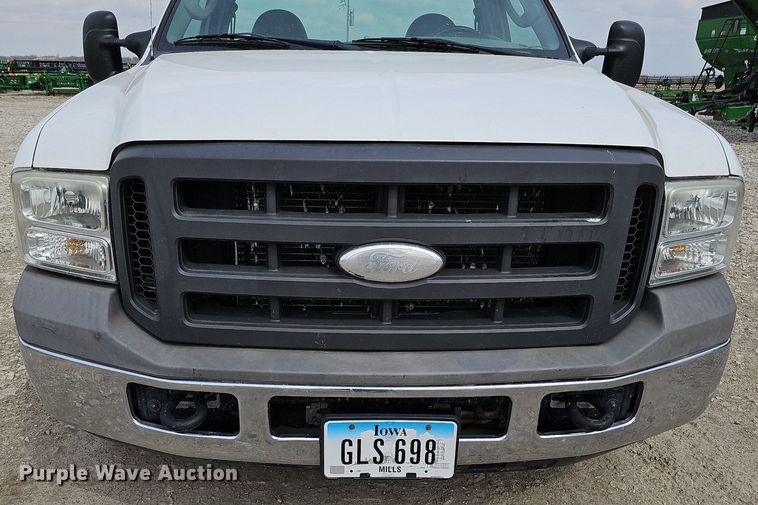 image for item DO4368 2005 Ford F250 Super Duty XL  utility bed pickup truck