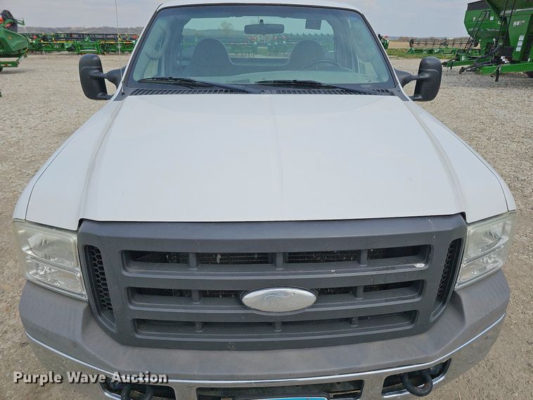 image for item DO4368 2005 Ford F250 Super Duty XL  utility bed pickup truck