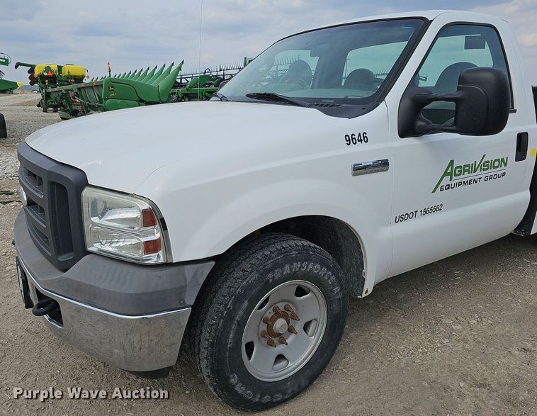 image for item DO4368 2005 Ford F250 Super Duty XL  utility bed pickup truck