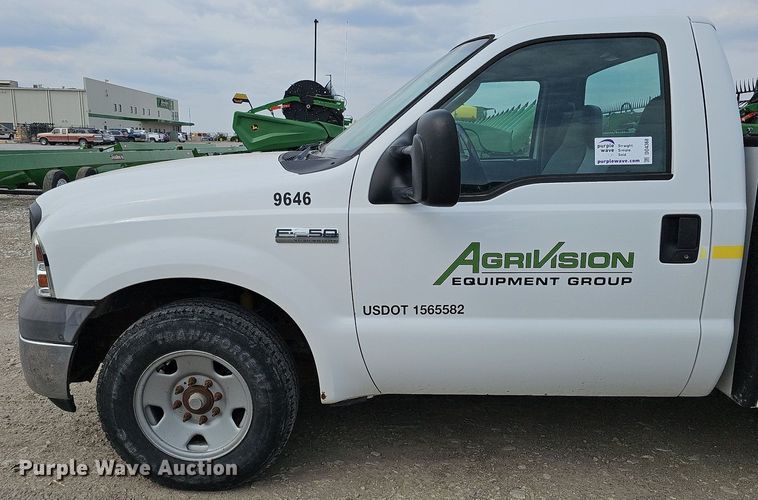 image for item DO4368 2005 Ford F250 Super Duty XL  utility bed pickup truck