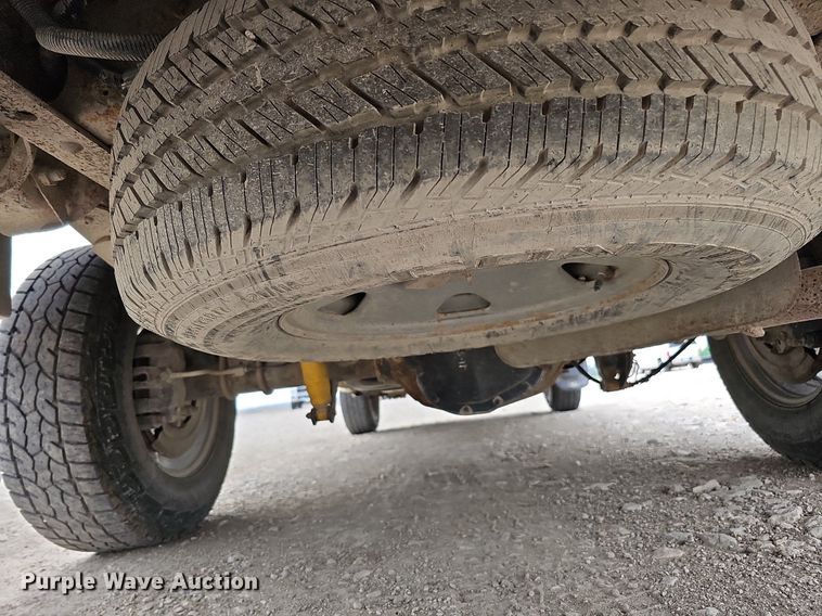 image for item DO4368 2005 Ford F250 Super Duty XL  utility bed pickup truck