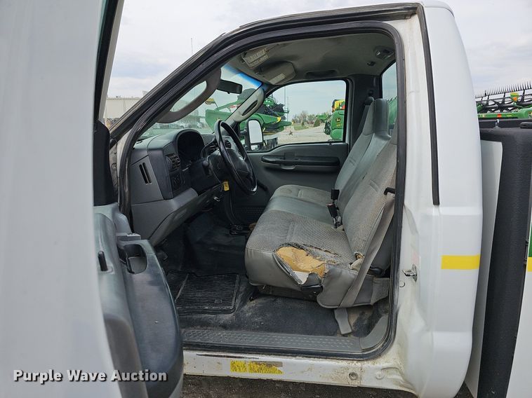 image for item DO4368 2005 Ford F250 Super Duty XL  utility bed pickup truck