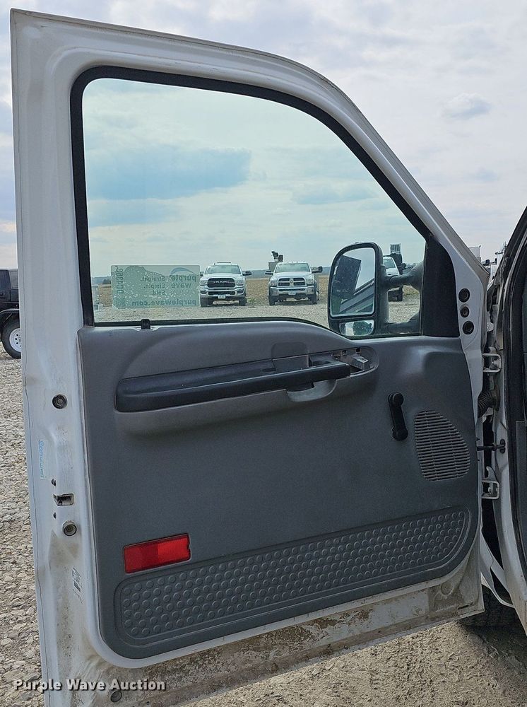 image for item DO4368 2005 Ford F250 Super Duty XL  utility bed pickup truck