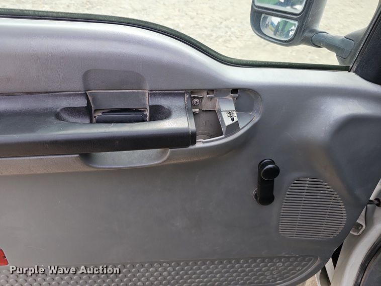 image for item DO4368 2005 Ford F250 Super Duty XL  utility bed pickup truck