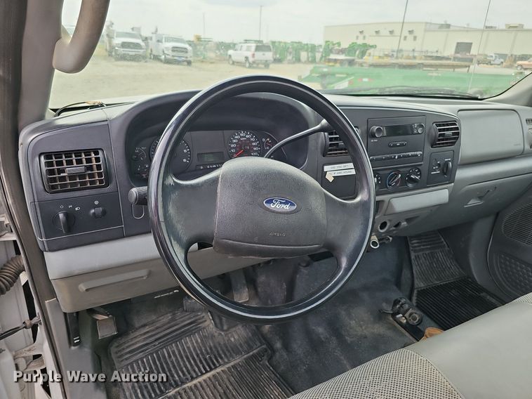 image for item DO4368 2005 Ford F250 Super Duty XL  utility bed pickup truck
