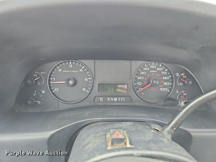 image for item DO4368 2005 Ford F250 Super Duty XL  utility bed pickup truck